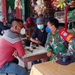 Babinsa KoramilJungkat Komsos dengan Pedagang dan Pengunjung di Pasar