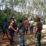 Bersama Warga, Koptu Suhud Gotong Royong Bersihkan Desa