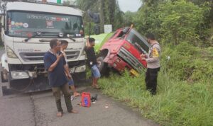 Putus Tali Persneling, Truk CPO Kecelakaan Tunggal di Desa Lubuk Pinang Mukomuko