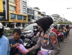 Polresta Bengkulu Berbagi 300 Takjil di Simpang 5 Ratu Samban