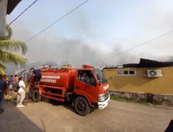 Kobaran Api Habiskan 1 Ruko dan 3 Rumah di Pondok Kubang Bengkulu Tengah