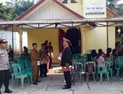 Personel Polsek Padang Jaya, Melaksanakan Pengamanan dan Pengaturan Perayaan Natal di Gereja Gekisia Desa Marga Sakti 
