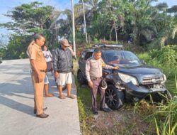 Pak Bhabin Polsek Batiknau Quick Respon Kejadian Laka Tunggal di Lintas Samban Jaya
