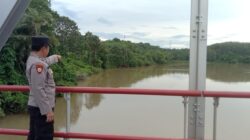 Antisipasi Banjir, Personil Polsek Ketahun Cek Debit Air Sungai