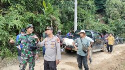 Kapolsek Rimbo Pengadang Pimpin Monitoring Pembersihan Material Tanah Longsor di Jalan Penghubung Desa