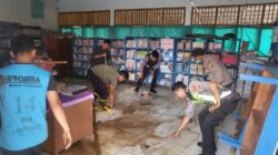 Personel Polri Bantu Pembersihan Material Lumpur Akibat Banjir di SMPN 05 Talang Leak Lebong