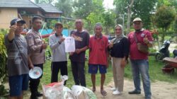 Bhabinkamtibmas Polsek Kaur Selatan Monitoring Pembagian Pupuk dan Racun di Desa Selasih  