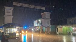 Amankan Penyaluran Sembako, Personel Polres Rejang Lebong Laksanakan Pengaturan Lalin di Perbatasan Curup-Kepahiang
